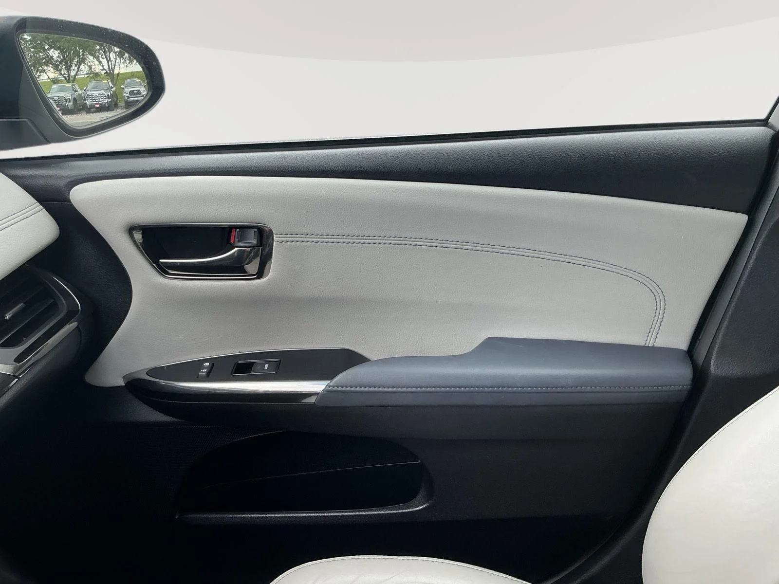Used 2013 Classic Silver Metallic Toyota Limited image 5