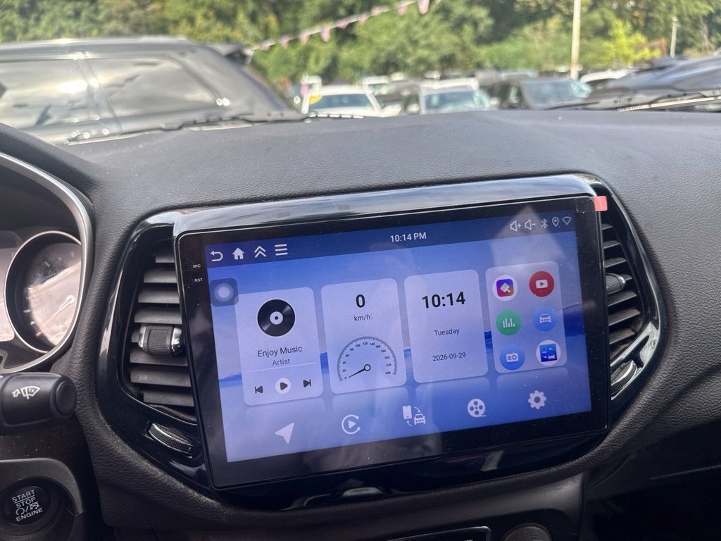 Used 2018 White Jeep Latitude image 5