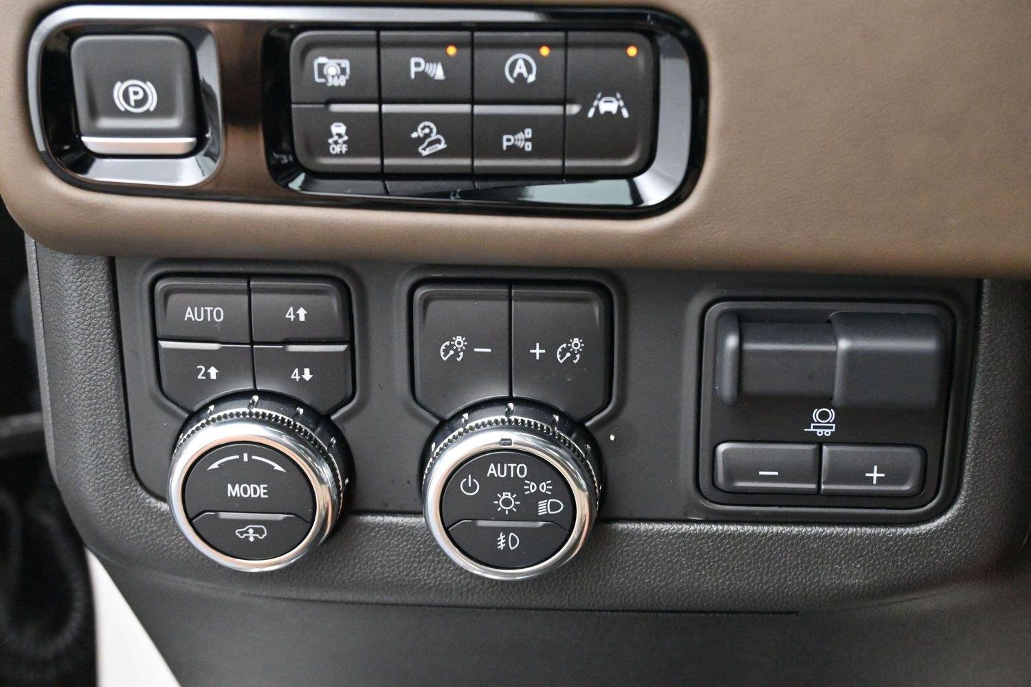 Used 2025 White Frost Tricoat GMC Denali Ultimate image 27