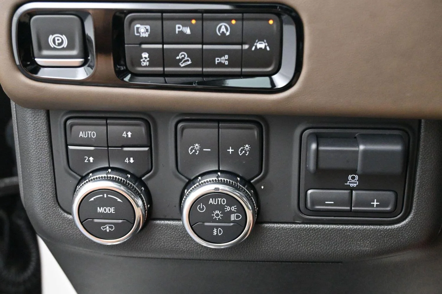 Used 2025 White Frost Tricoat GMC Denali Ultimate image 27