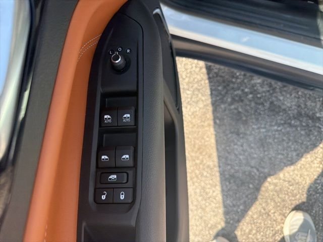 Used 2024 White/off-white Jeep Limited image 12