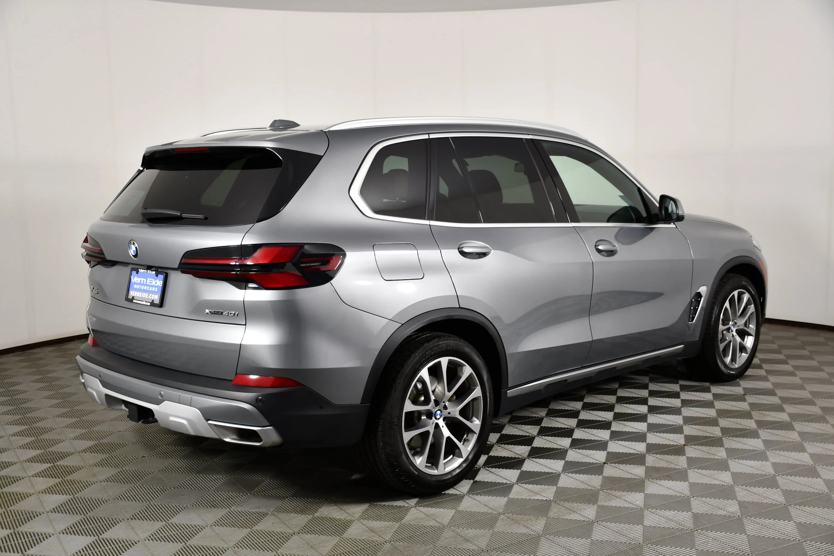 Used 2024 Skyscraper Grey Metallic BMW xDrive40i image 6