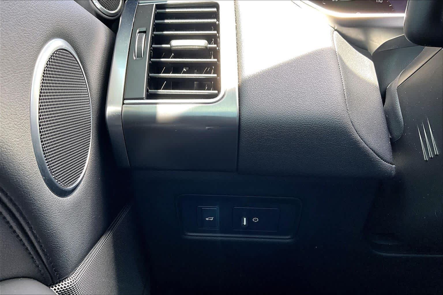 Used 2020 Yulong White Metallic Land Rover SE image 36