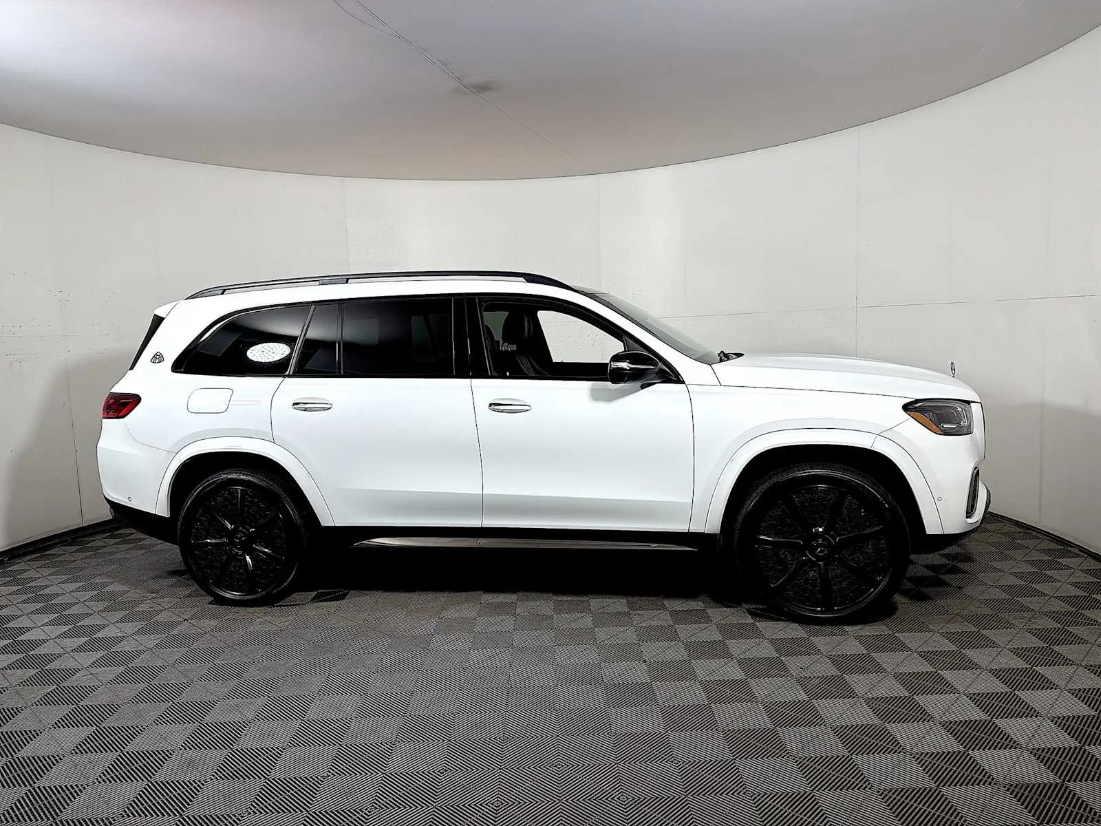 Used 2025 MANUFAKTUR Moonlight White Metallic Mercedes-Benz Maybach GLS 600 image 7
