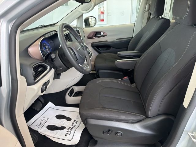 Used 2023 Silver Chrysler LX image 18