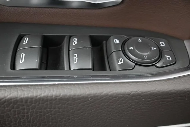 Used 2025 White Frost Tricoat GMC Denali image 12