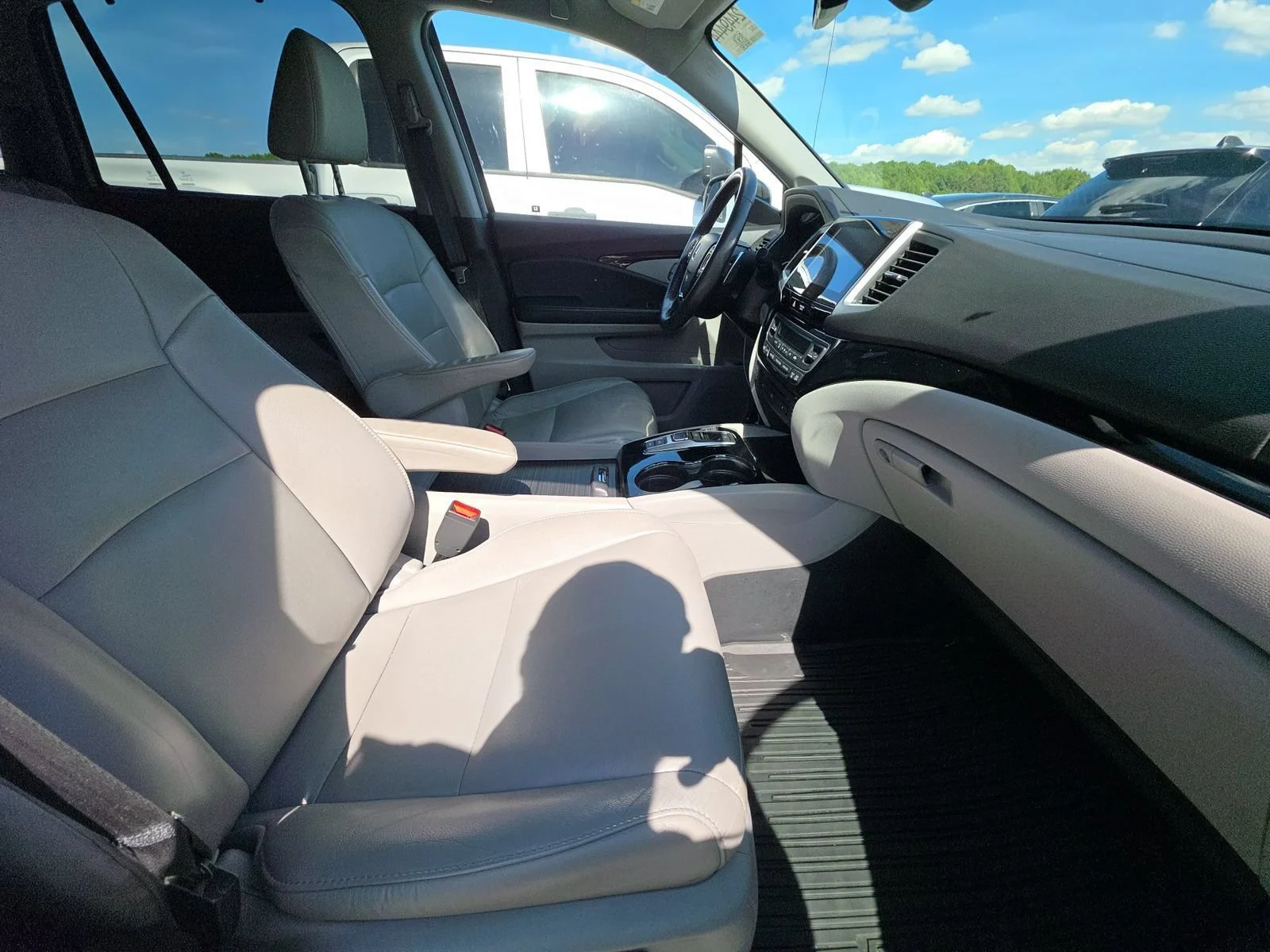 Used 2017 Lunar Silver Metallic Honda Touring image 9
