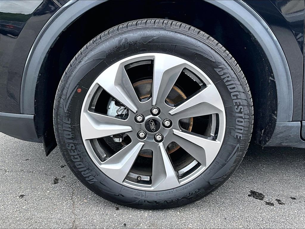 Used 2025 Black Metallic Ford Platinum image 7