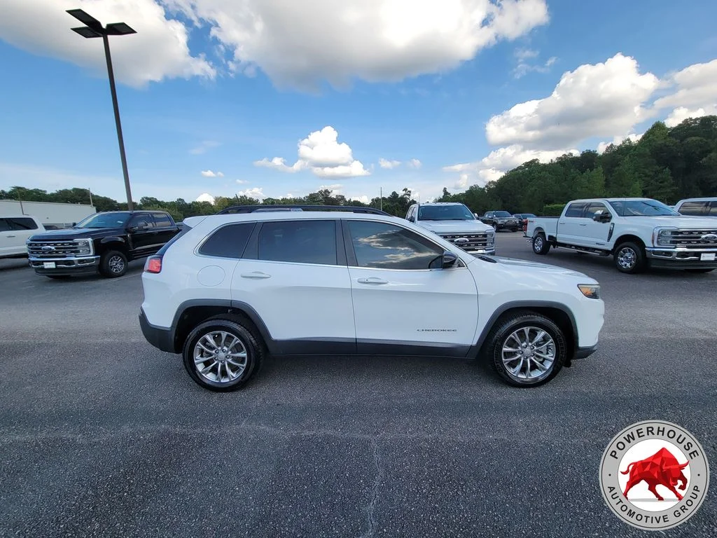 Used 2022 White Jeep Latitude Lux image 8