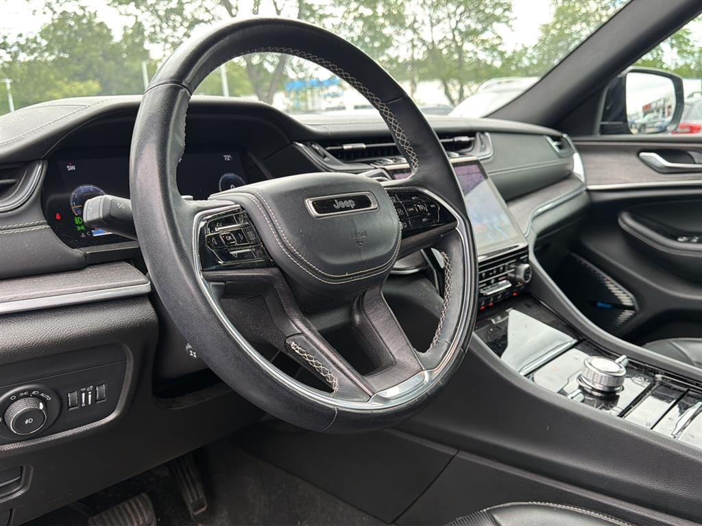 Used 2022 Diamond Black Crystal Pearlcoat Jeep Overland image 5