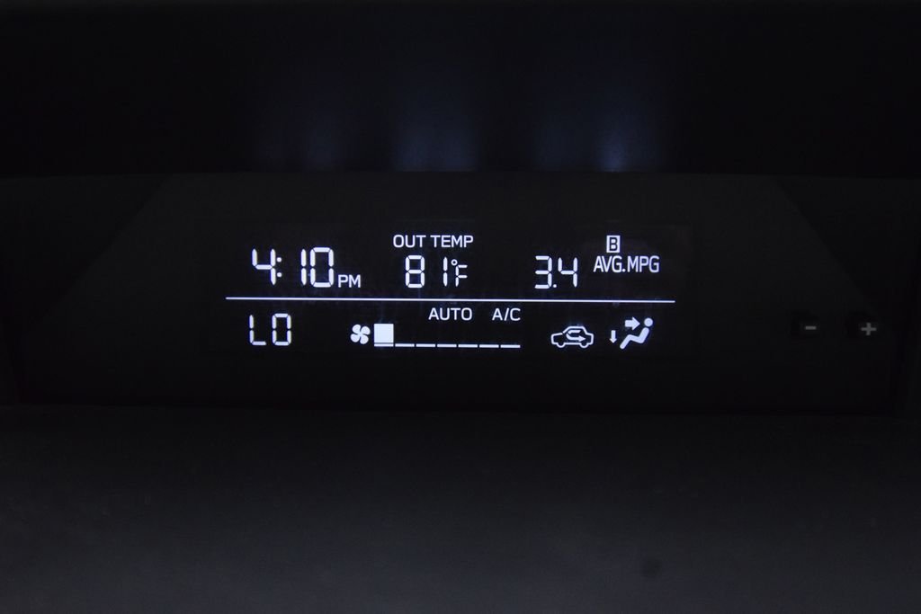 Used 2022 Ice Silver Metallic Subaru Premium image 29