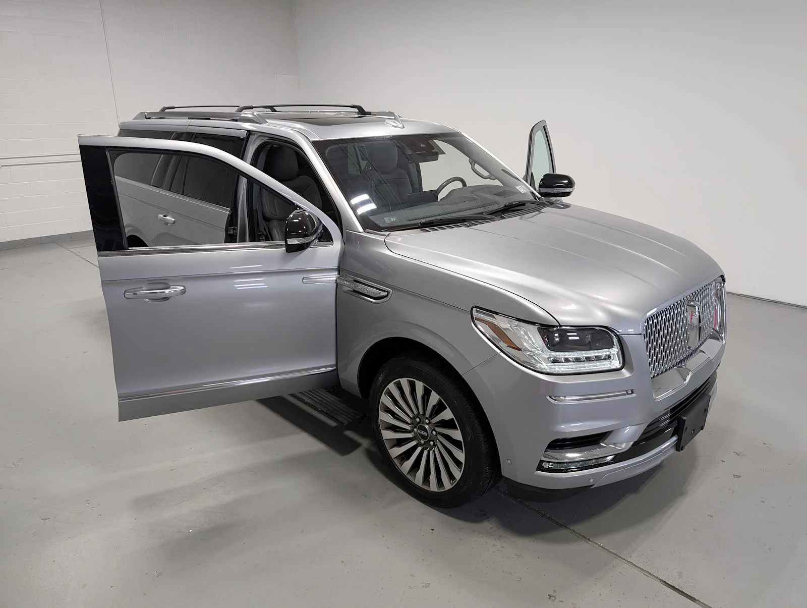 Used 2020 Silver Radiance Lincoln Reserve image 16
