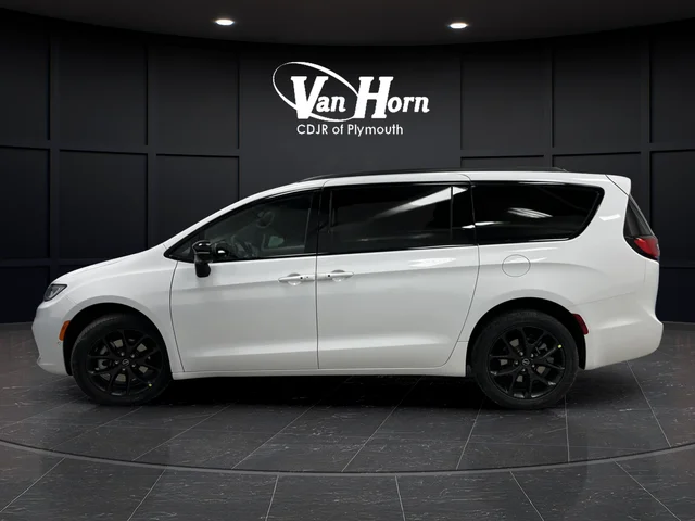 New 2026 Bright White Clear-Coat Exterior Paint Chrysler Select image 13
