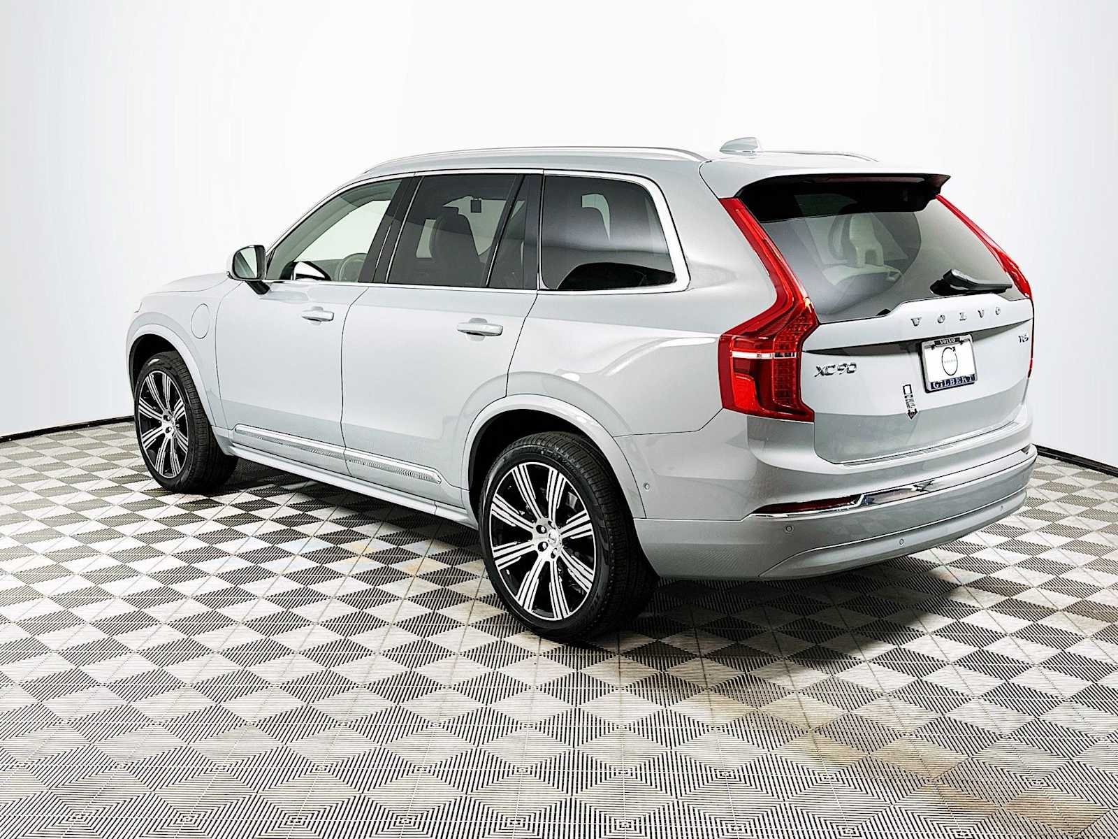 Certified Used 2025 Vapour Grey Volvo Plus image 4
