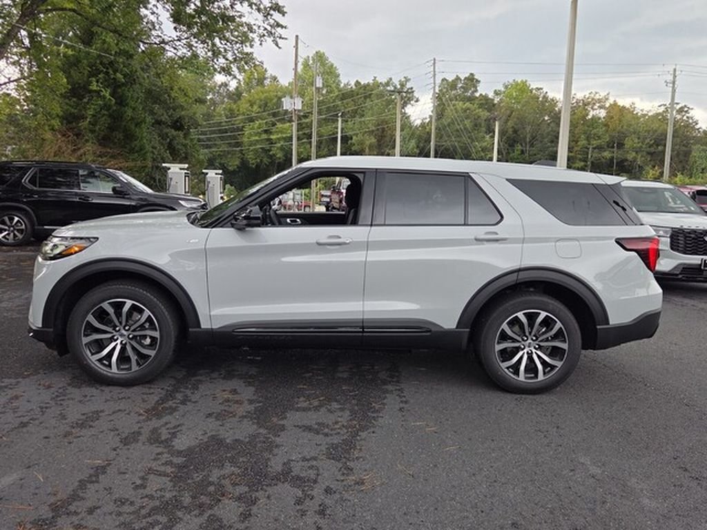 New 2027 Avalanche Gray Ford ST-Line image 5