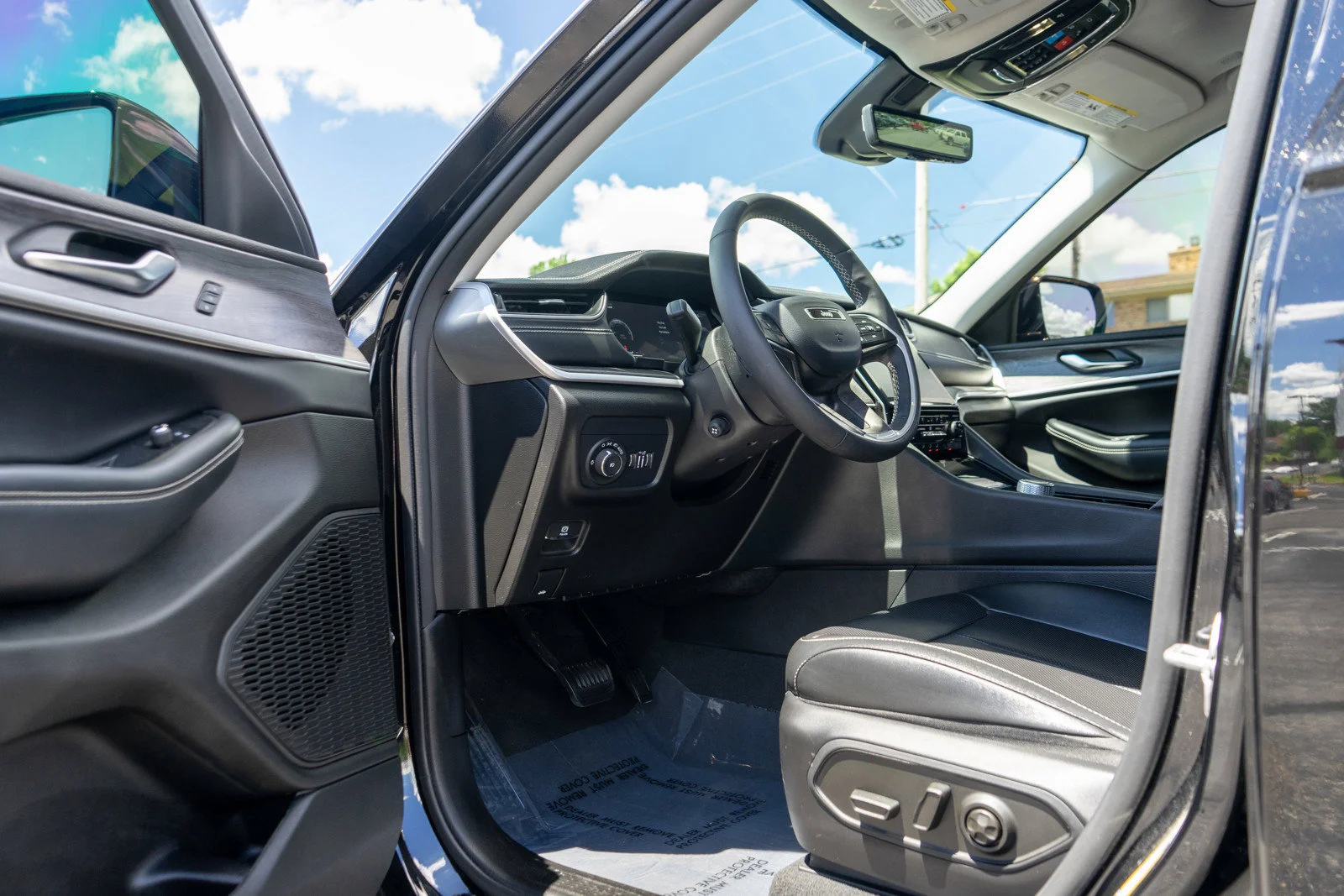 Used 2023 Diamond Black Crystal Pearlcoat Jeep Limited image 14