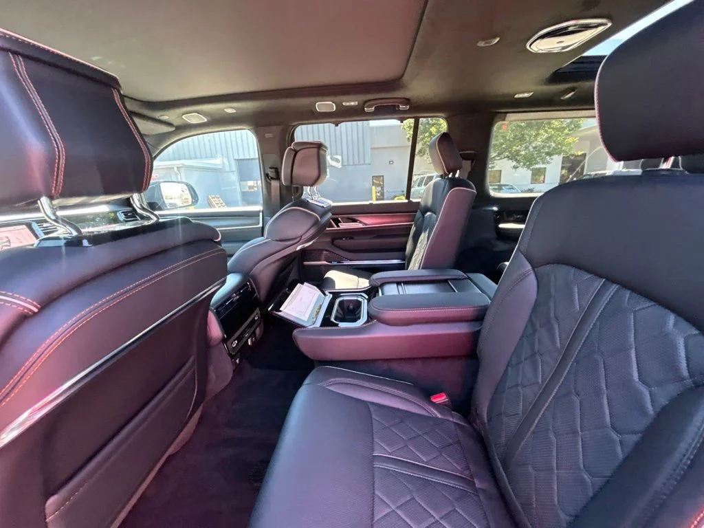 New 2026 High Gloss Black Exterior Paint Jeep Summit Reserve image 12
