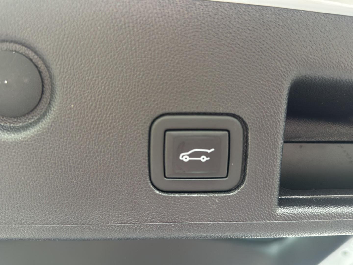 Used 2024 Summit White Chevrolet LT image 21