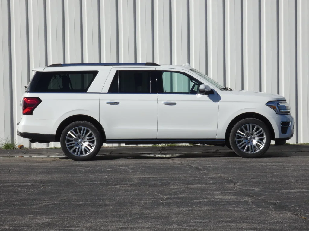 Used 2023 Ford Expedition Limited with VIN 1FMJK2A88PEA59949 for sale in Kansas City