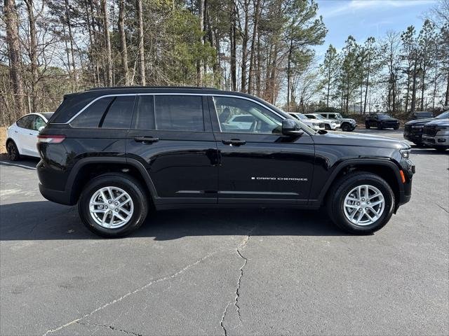 New 2026 Diamond Black Crystal Pearl-Coat Exterior Paint Jeep Laredo X image 9