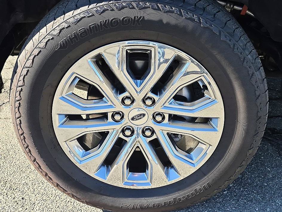 Used 2025 Blue Metallic Ford LARIAT image 10