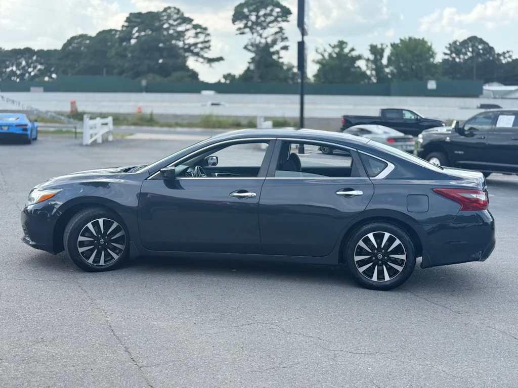 Used 2018 Storm Blue Nissan 2.5 SV image 4