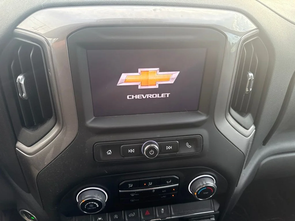 Used 2022 White Chevrolet Custom image 12