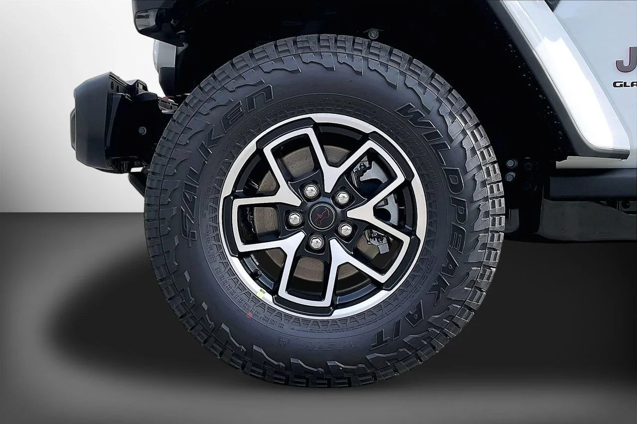 New 2026 Bright White Clear-Coat Exterior Paint Jeep Rubicon image 29