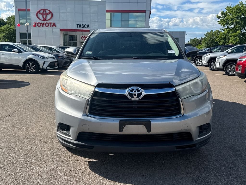 Used 2016 Silver Toyota LE V6 image 2