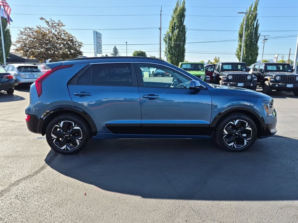 Used 2023 Blue Kia Wind image 7