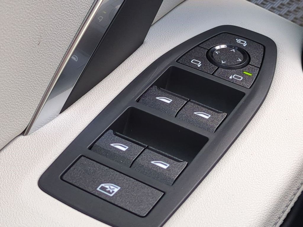 New 2027 Alpine White BMW xDrive28i image 25