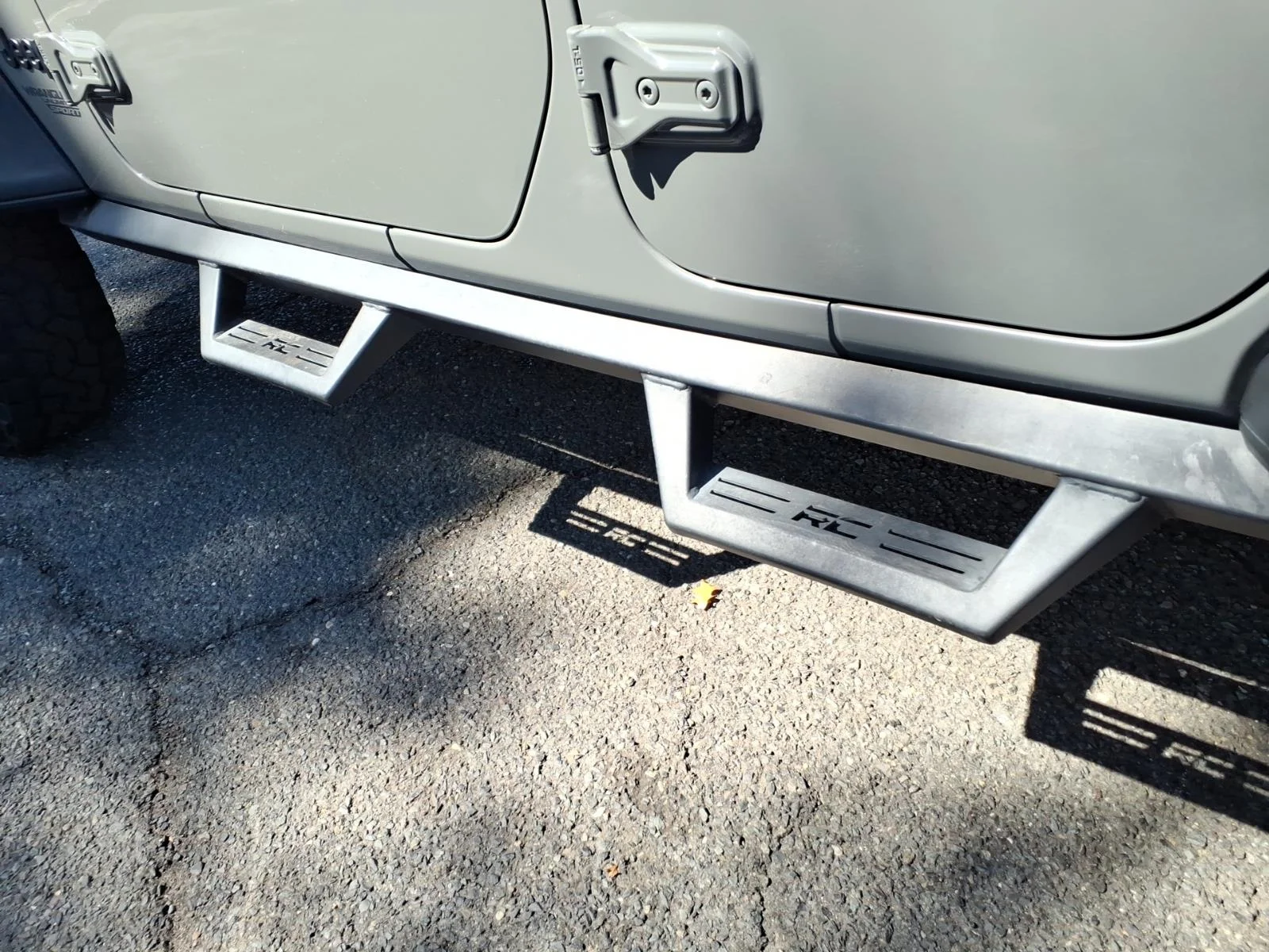 Used 2020 GRAY Jeep Sport S image 17