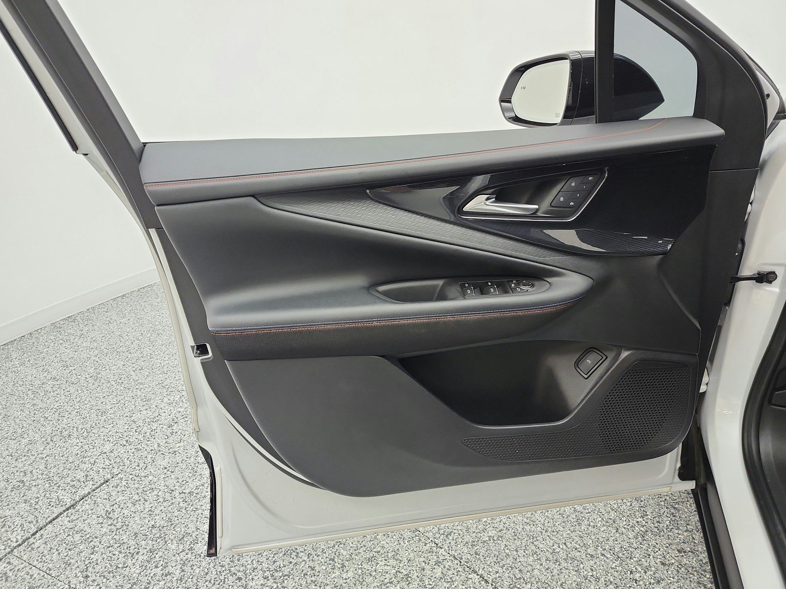 Used 2024 Iridescent Pearl Tricoat Chevrolet eAWD RS image 14