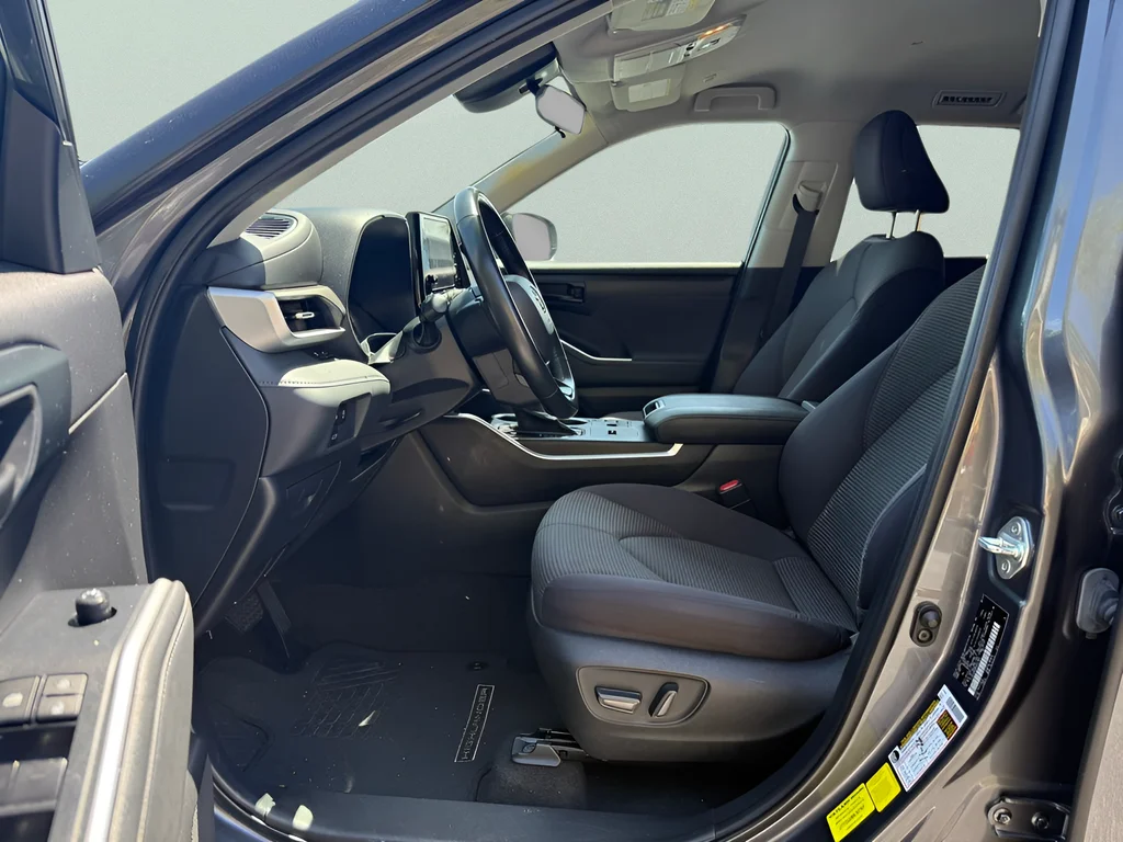 2023 Toyota Highlander LE - Photo 9