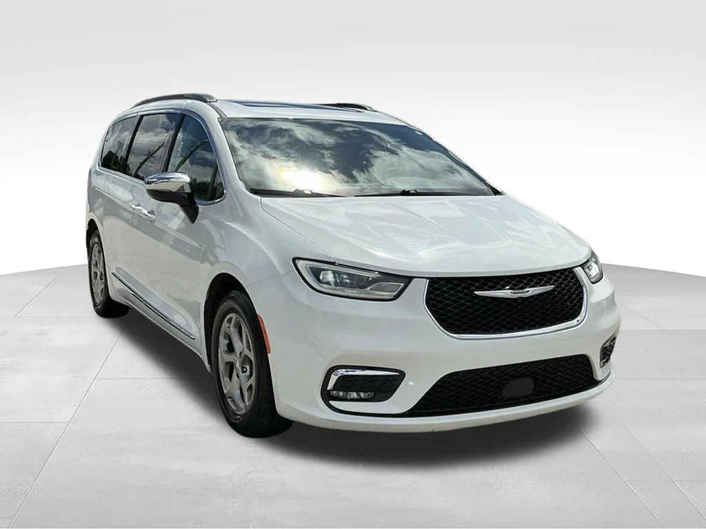 Used 2023 White Chrysler Limited image 12