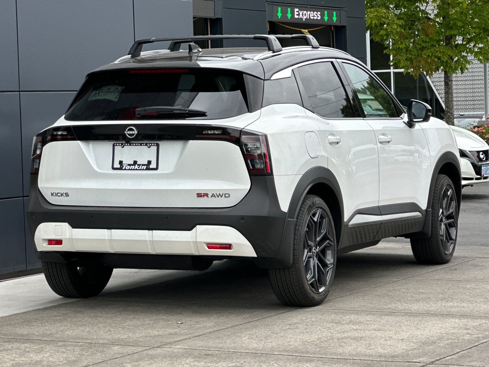 Used 2025 Aspen White/Super Black Nissan SR image 4
