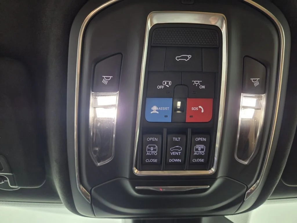 Used 2025 Diamond Black Crystal Pearlcoat Jeep Summit Reserve image 17