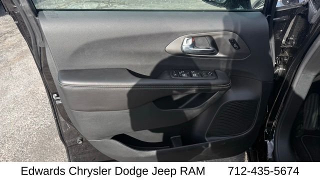 2026 Chrysler Pacifica Select - Photo 15