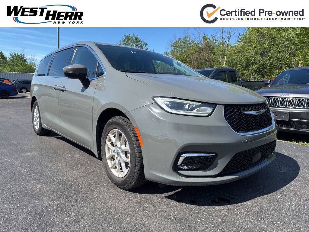 2023 Chrysler Pacifica Touring L's photo