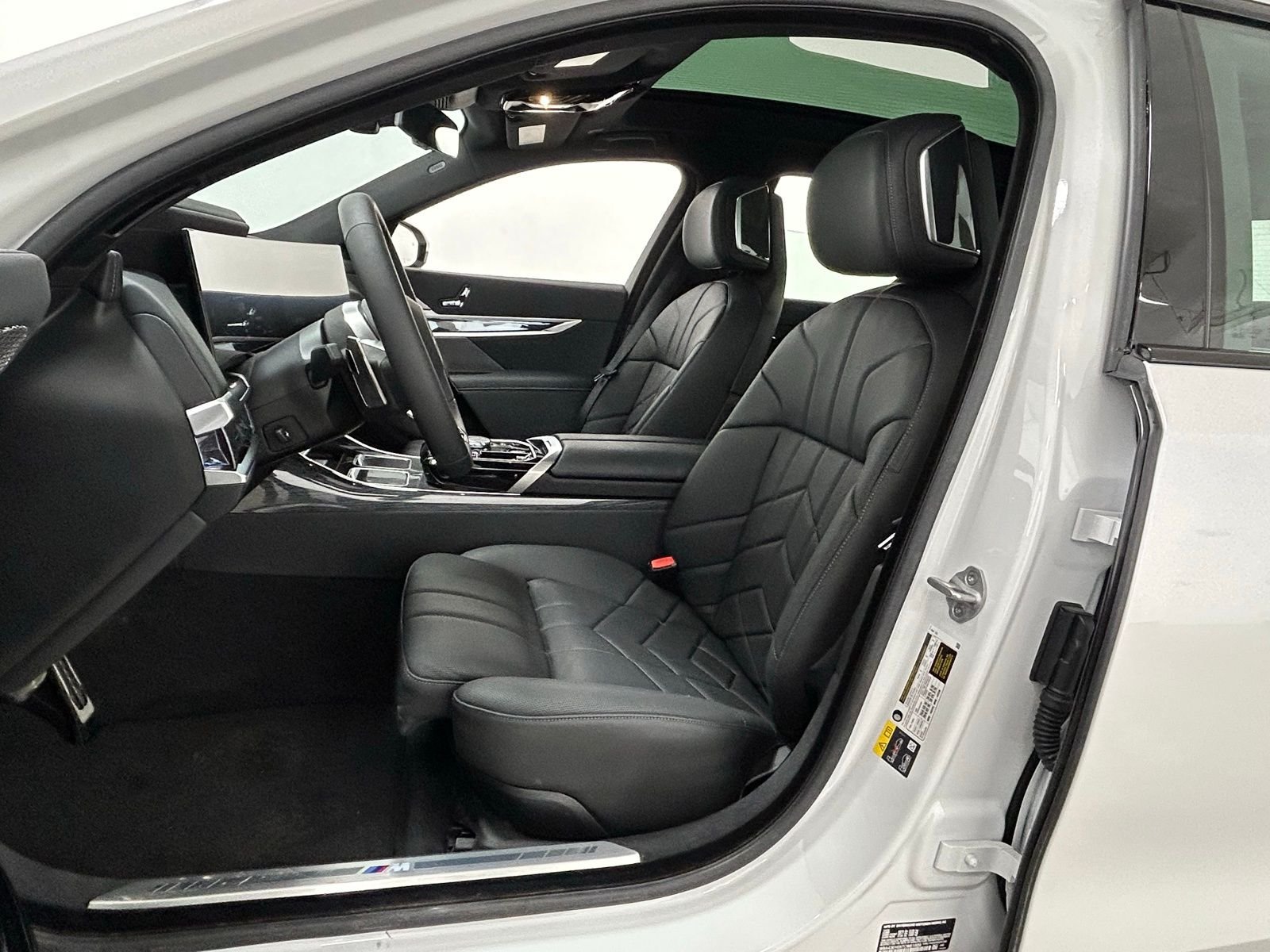 New 2026 Mineral White Metallic BMW 750e xDrive image 27