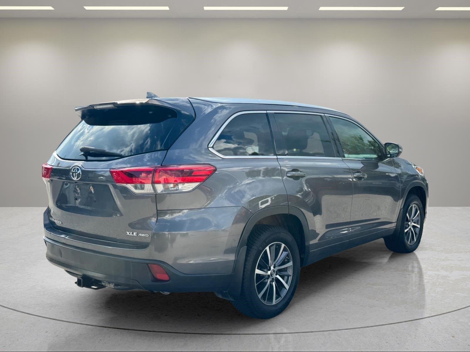 Used 2018 Predawn Gray Mica Toyota XLE image 5