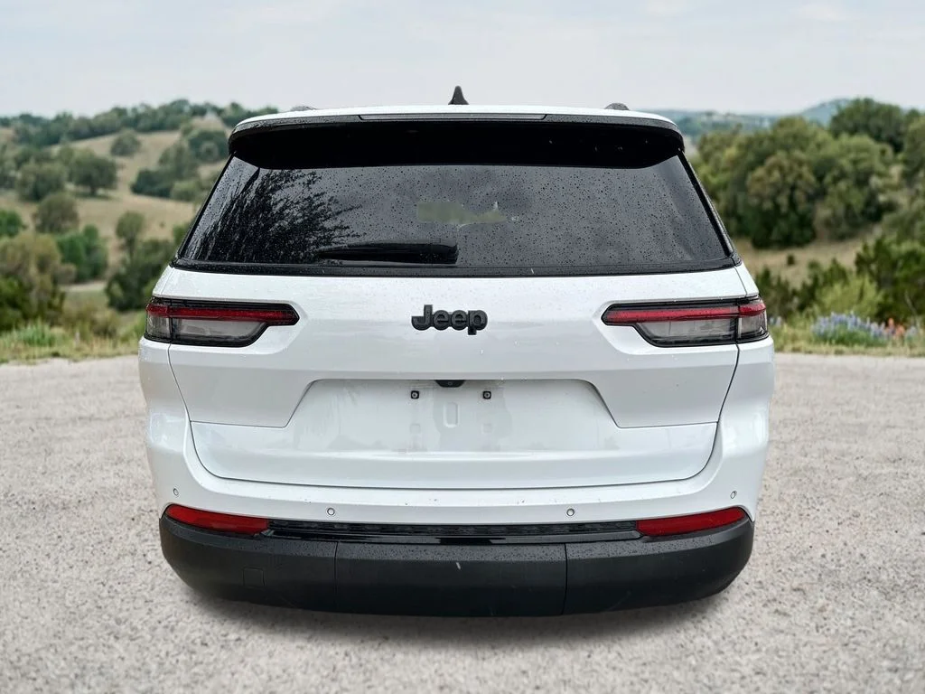 Used 2023 White Jeep Altitude image 9