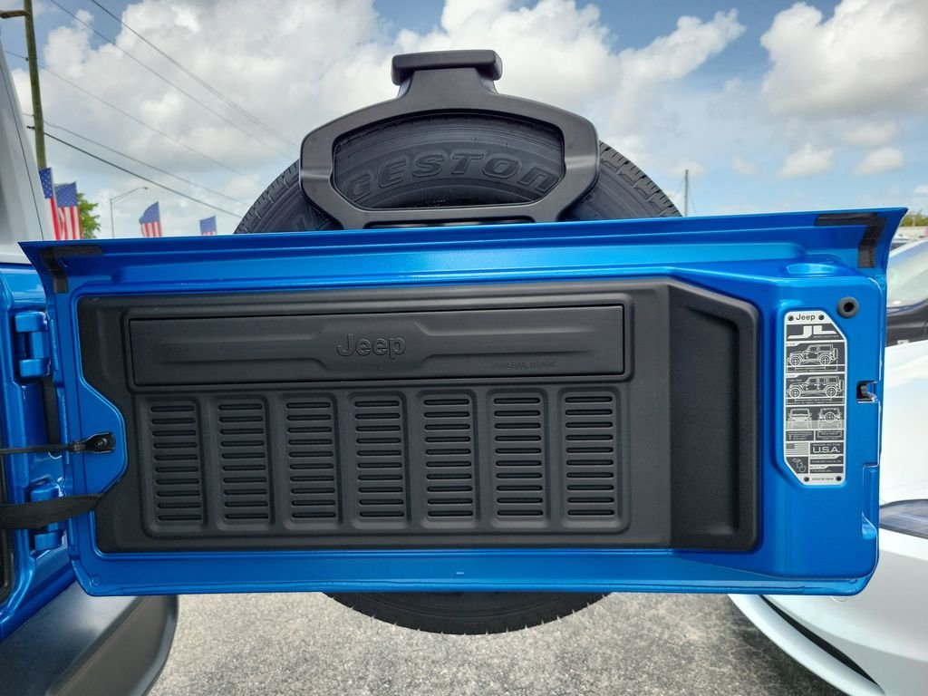 New 2026 Hydro Blue Pearl-Coat Exterior Paint Jeep Sahara image 11