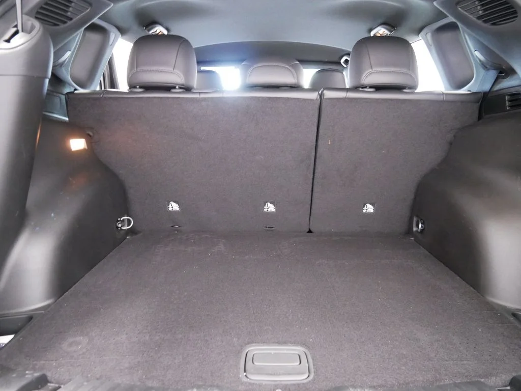 New 2026 Diamond Black Crystal Pearlcoat Jeep Latitude image 15