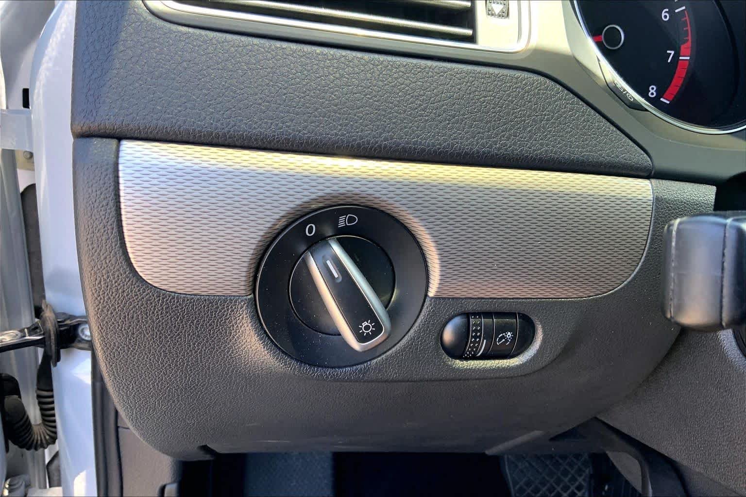 Used 2017  Volkswagen 1.4T SE image 32