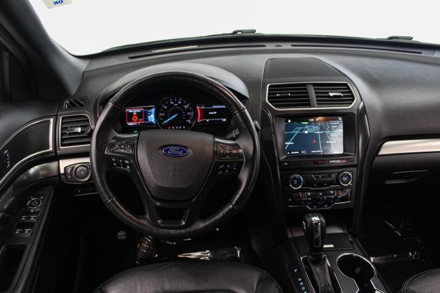 Used 2018 White Platinum Clearcoat Metallic Ford XLT image 19
