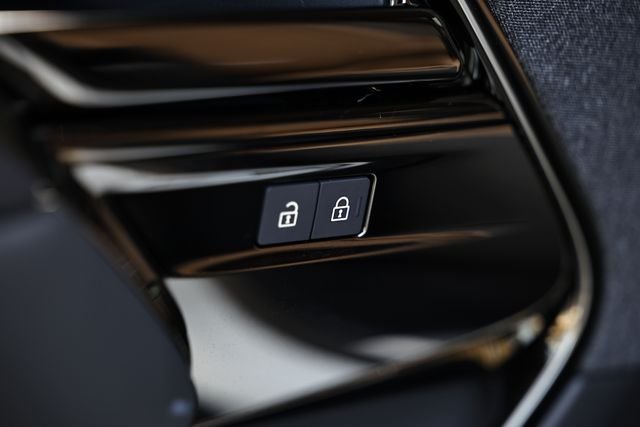New 2026 Fuji White Land Rover Dynamic SE image 33