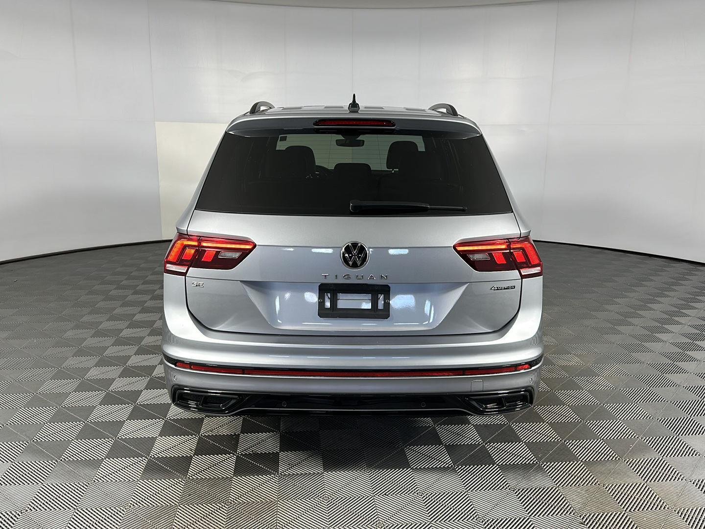 Used 2024 Pyrite Silver Metallic Volkswagen SE R-Line Black image 40