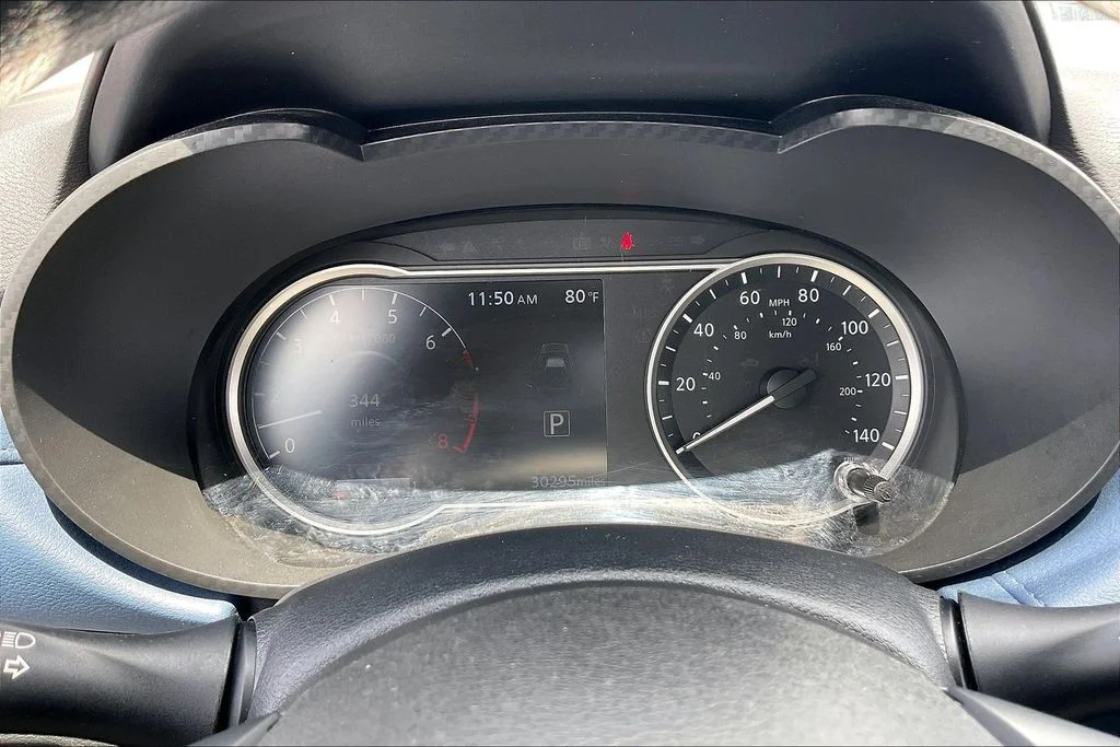 Used 2025 Silver Nissan 1.6 SV image 12