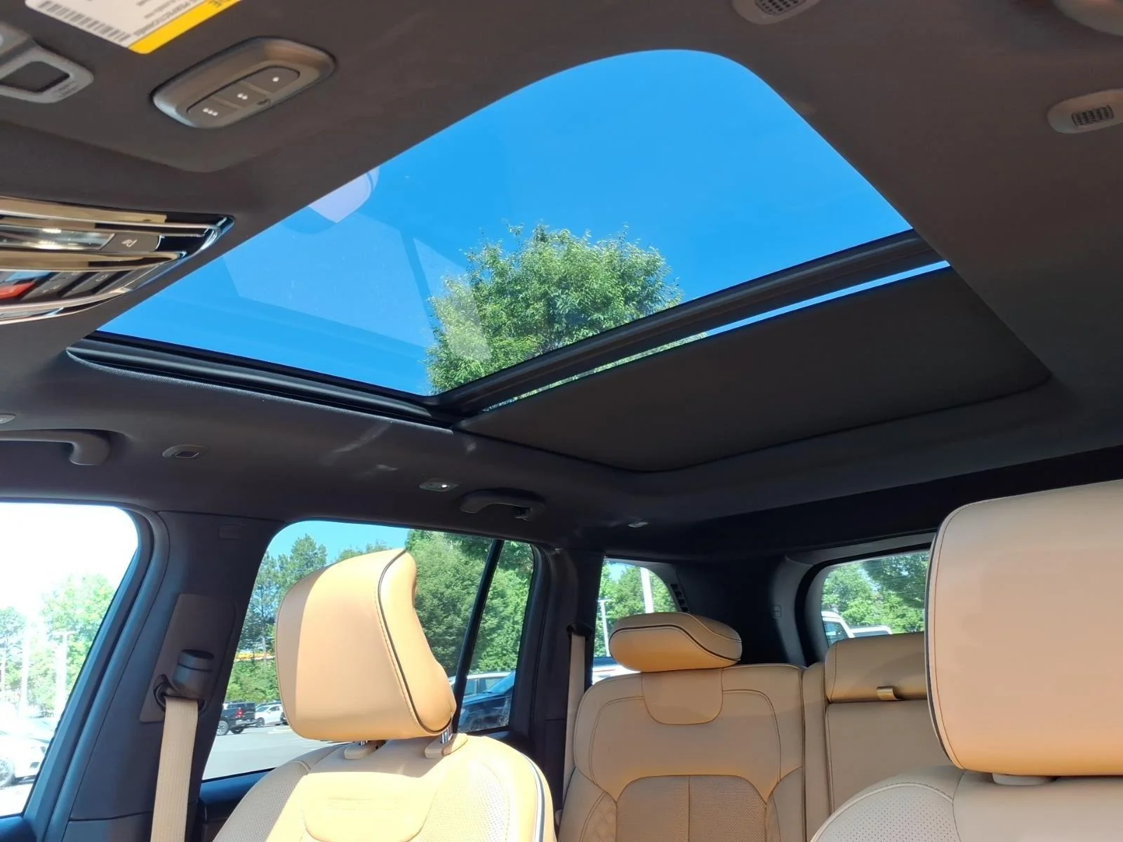 Used 2023 Rocky Mountain Pearlcoat Jeep Summit image 6